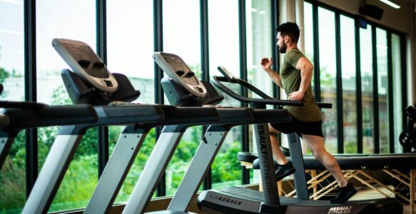 Winning Strategies for a Stabilizing Fitness Market